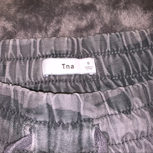 Aritzia camo cargo pants - Picture 3 of 3